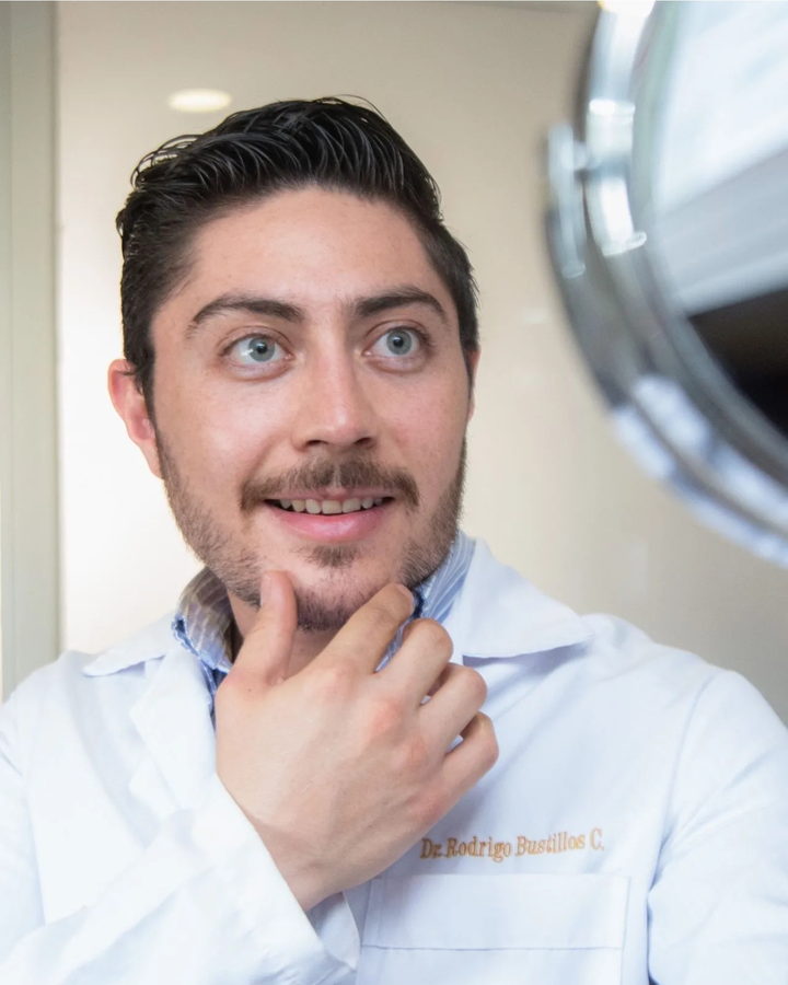 Dr. Rodrigo Bustillos, director médico de Booster Beauty Clinic